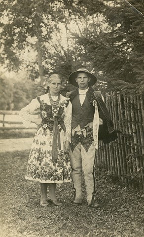 Franciszek i Aniela Ligas w strojach góralskich w Maruszynie w 1942 roku